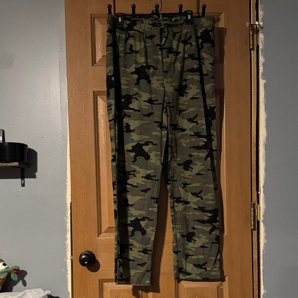 NWOT No Boundaries Men's Camouflage sleep pants - Olive Green & Black